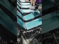 Proses produksi agen pelepasan untuk insole difoto di pabrik Cina